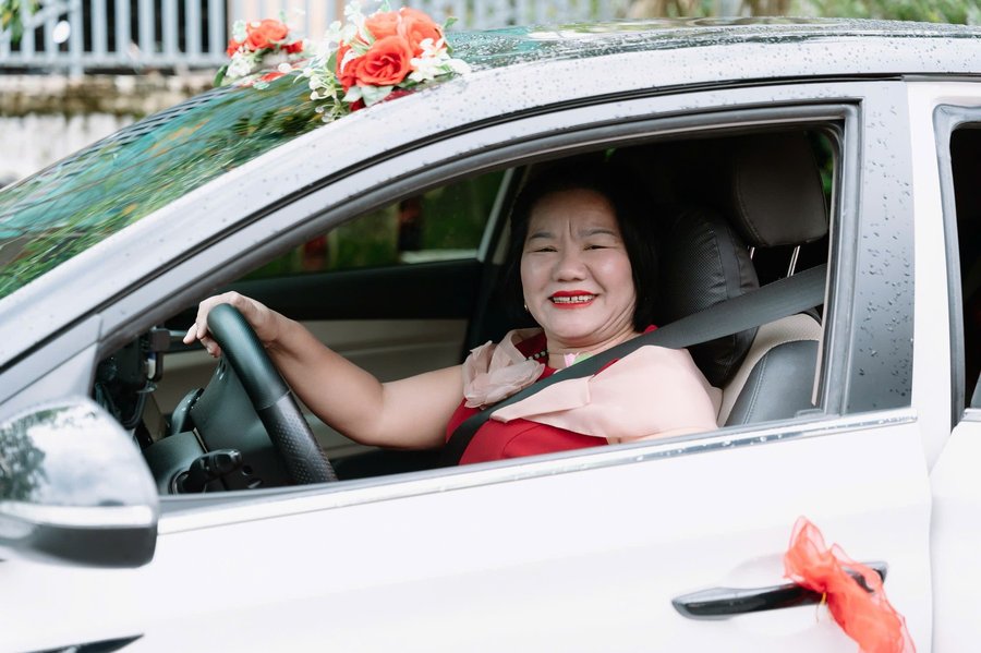 Chị chủ Sâm Tưởng bên xe cưới hỏi